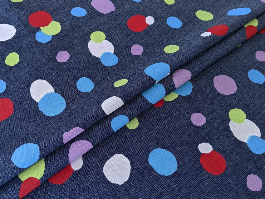 Джинс коттон яркие горохи с красным, темно-голубой (отрез 0,5 м) - фото 1 - интернет-магазин tkani-atlas.com.ua