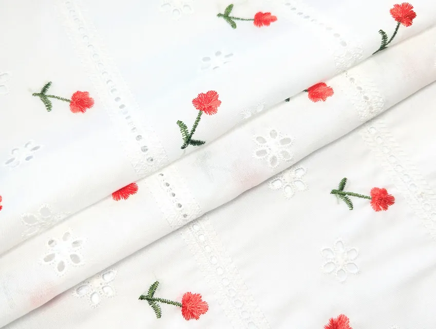 Коттон вышивка тюльпанчики, красные на молочном - фото 1 - интернет-магазин tkani-atlas.com.ua