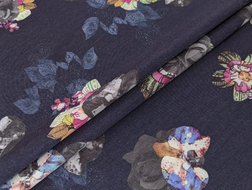 Джинс диджтл рисунок яркие розы, розово-зеленый на синем (отрез 1,7 м) - фото 1 - интернет-магазин tkani-atlas.com.ua