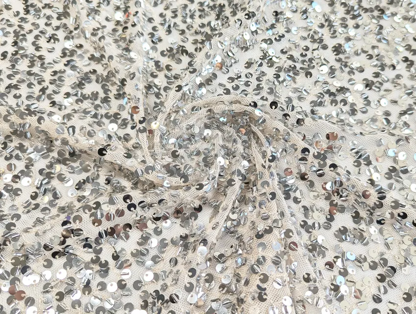 Паєтка Зара мікс, срібло на бежевому - фото 1 - інтернет-магазин tkani-atlas.com.ua