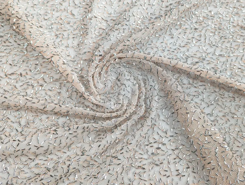 Паєтка Зара згорнуті трубочки, срібло на бежевому - фото 1 - інтернет-магазин tkani-atlas.com.ua