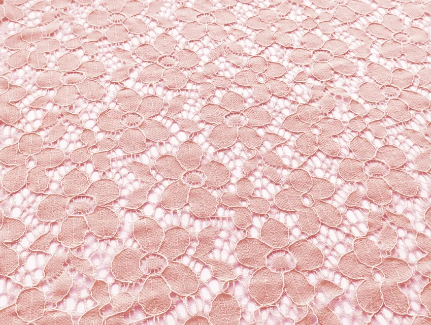 Гипюр стрейчевый цветочный, персиковый (отрез 0,7 м) - фото 1 - интернет-магазин tkani-atlas.com.ua